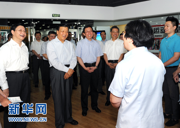 這是7月22日，劉云山在上海市靜安區(qū)就樓宇黨建工作進(jìn)行調(diào)研。新華社記者 饒愛民 攝 