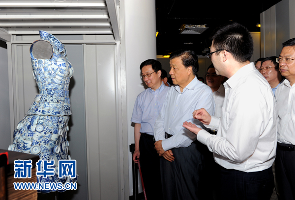 這是7月22日，劉云山在上海國家對外文化貿(mào)易基地調(diào)研。新華社記者 饒愛民 攝 