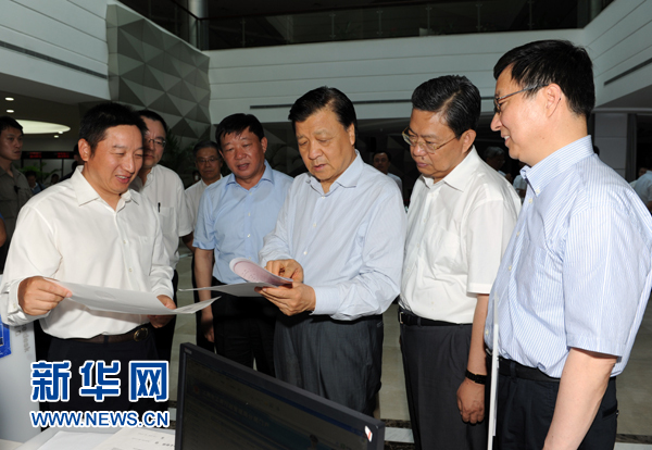  7月22日至23日，中共中央政治局常委、中央書記處書記劉云山在上海調(diào)研。這是7月22日，劉云山在中國（上海）自貿(mào)試驗(yàn)區(qū)外高橋綜合服務(wù)大廳調(diào)研。新華社記者 饒愛民 攝 