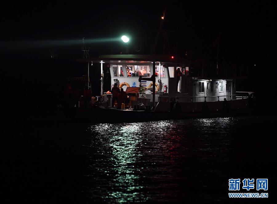 （重慶公交車墜江事故·圖文互動）（2）夜幕降臨，重慶萬州公交客車墜江事故救援工作仍在進(jìn)行中