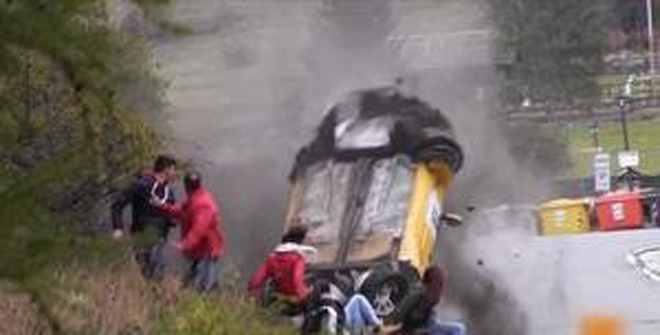 史上最幸運撞車！圍觀群眾躲過一劫